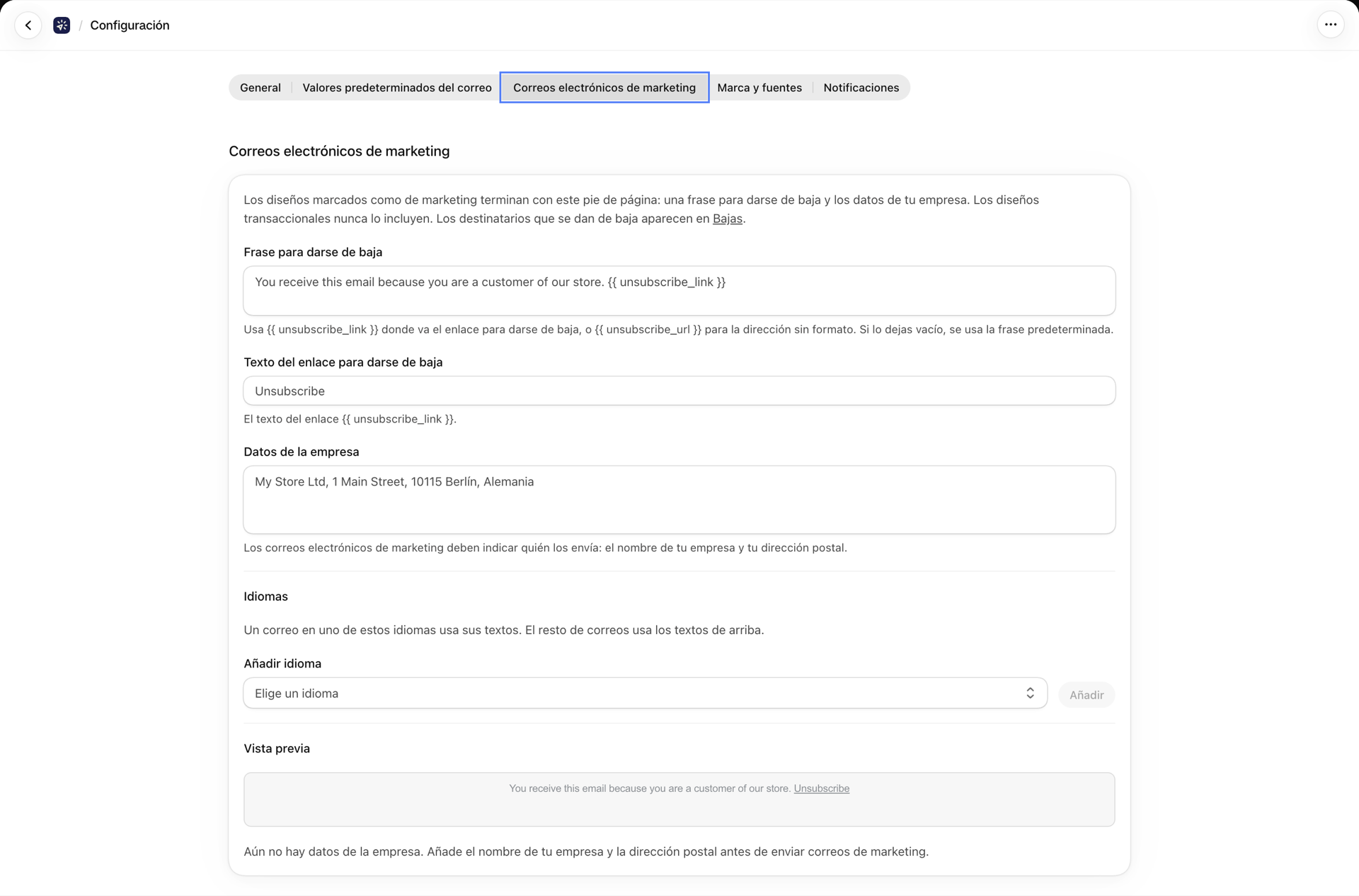 La pestaña «Correos electrónicos de marketing» en «Configuración», que incluye la frase de baja, el texto del enlace, los datos de la empresa y una sección de idiomas