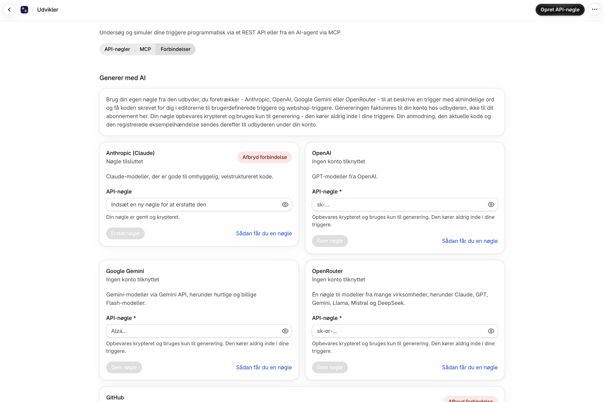 Fanen »Forbindelser« på siden »Udvikler« med kort for Anthropic, OpenAI, Google Gemini og OpenRouter, hvor Anthropic viser »Nøgle forbundet«